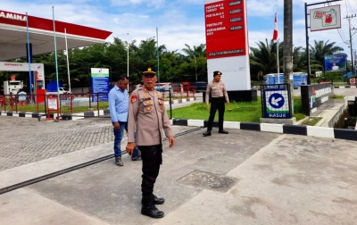 Kapolsek Pantai Cermin dan Koramil Pastikan Stok BBM Aman, Arus Lalu Lintas Lancar Pasca Banjir