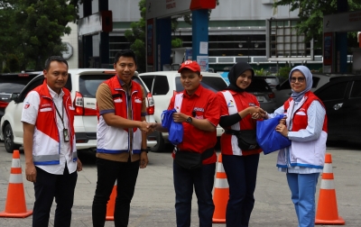 Pertamina Patra Niaga Sumbagut Salurkan Bantuan kepada 400 Operator SPBU di Medan