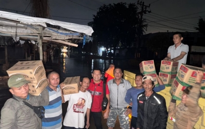 Anggota DPRD Sumut Landen Marbun Turun ke Lokasi Banjir, Bagikan Makanan untuk Korban