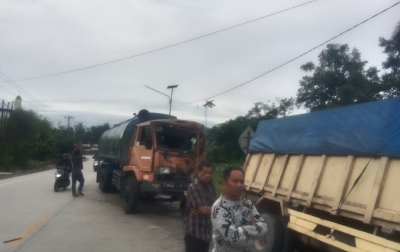 Truk Tangki Seruduk Coldisel saat Parkir di Badan Jalan