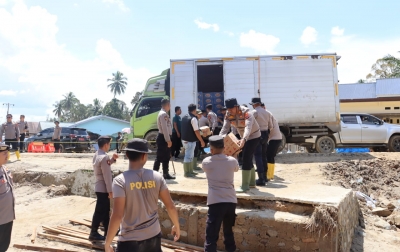 Kapolres Labuhanbatu Salurkan Bantuan Bencana ke Tapsel