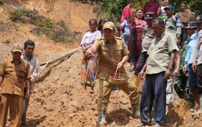Tabur Bunga di Lokasi Bencana, Wabub Taput: Kami Berdiri Bersama Keluarga Korban dan Masyarakat