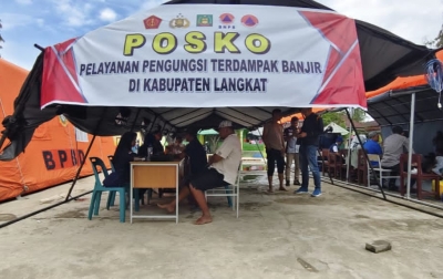 Tim Dokkes Polres Langkat Berikan Pelayanan ke Pengungsi Banjir di Tanjungpura
