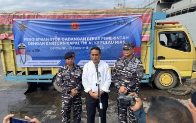 Tembus Jalur Putus, TNI AL Kerahkan KRI Angkut 320 Ton Beras Bulog ke Pulau Nias