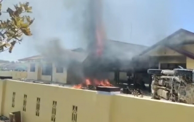 Polsek Muara Batang Gadis Dibakar Massa