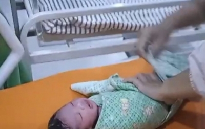 Dokter Afriza Tangani Persalinan Bayi Kembar di Tengah Banjir Langkat