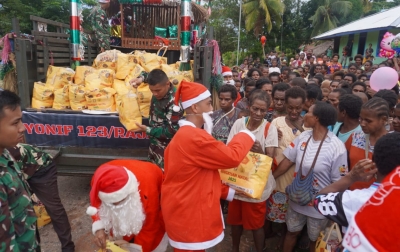 Satgas Yonif 123/Rajawali Tebar Kasih Natal hingga Pelosok Papua, Hias Kendaraan dan Bagikan 1.409 Paket Sembako