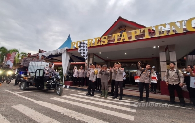 Waka Polri Tinjau Kondisi Pascabencana di Tapanuli Tengah, Serahkan Bantuan Kemanusiaan
