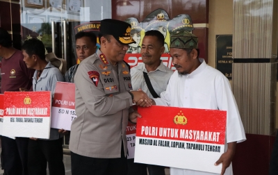 Waka Polri Salurkan Bantuan Kemanusiaan dan Siapkan Sumur Bor bagi Warga Terdampak Banjir Bandang Tapteng