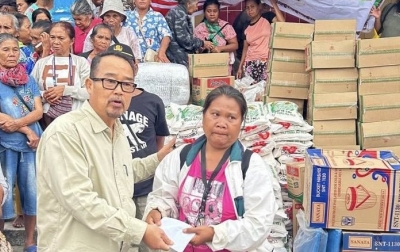 Anggota DPRD Papua Salurkan Bantuan kepada Korban Bencana di Taput