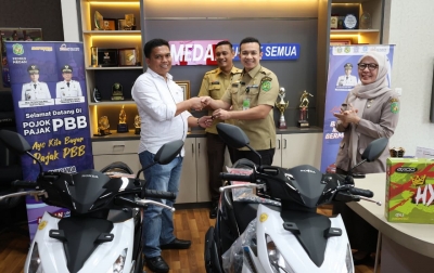 Bapenda Serahkan Hadiah ke Pemenang Semarak Bayar Pajak 2025