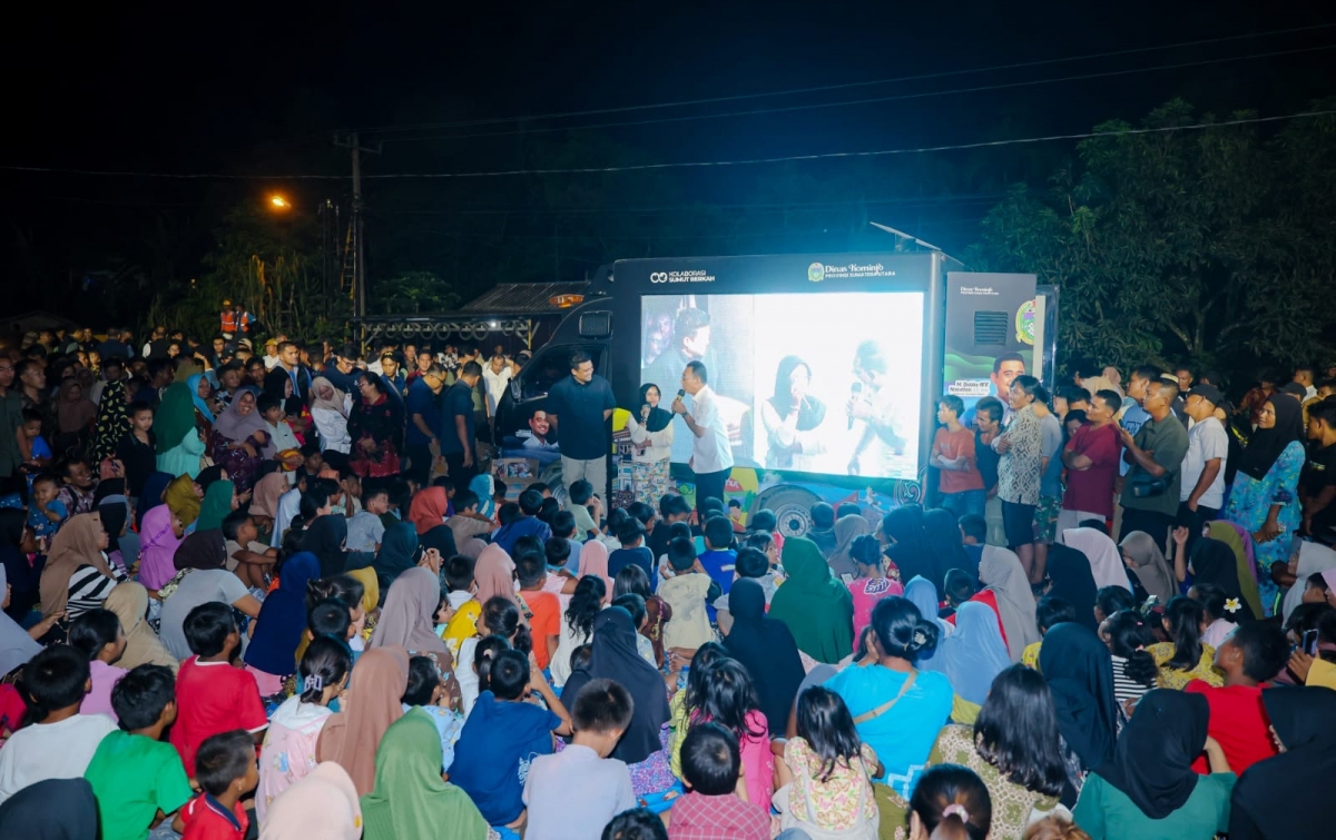 Tak Gelar Pesta Kembang Api, Gubsu Nonton Bareng Pengungsi di Tapsel