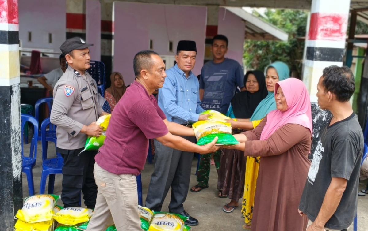 Ketua Patogar Indonesia Parluatan Siregar Salurkan 1.500 Sak Beras untuk Warga Tapsel