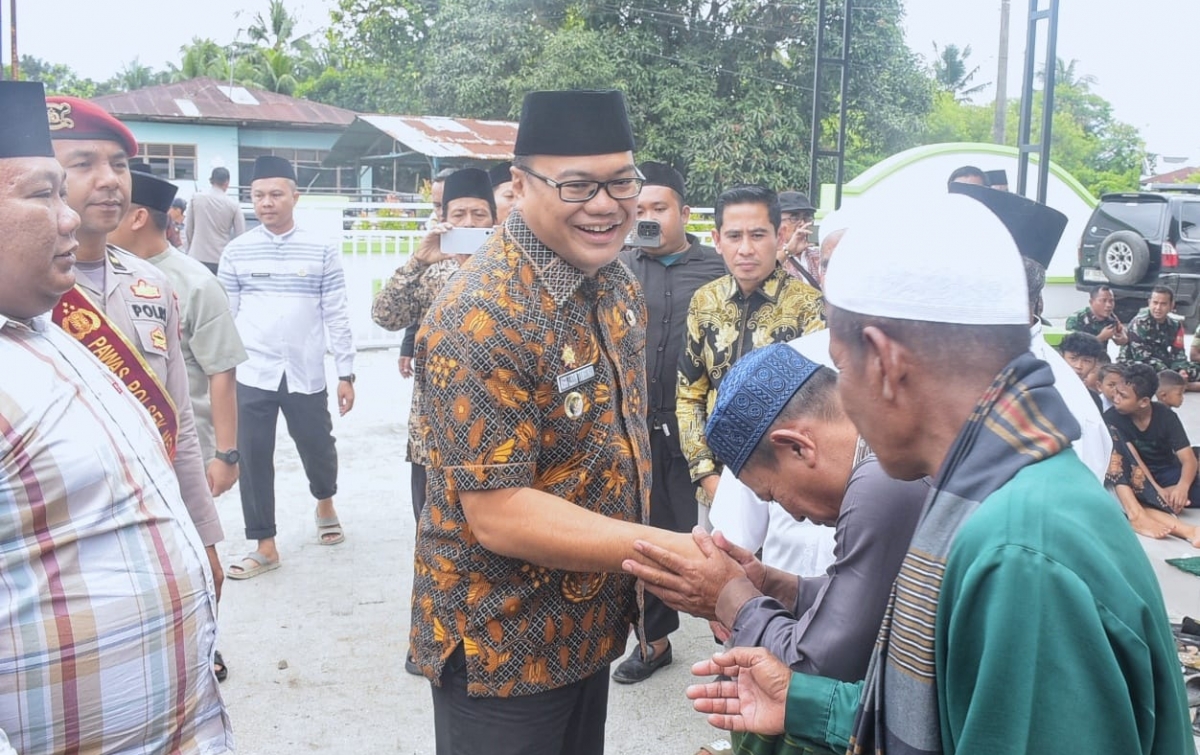 Bupati Asri Luddin Tambunan Salat Jumat Perdana: Membangun Masyarakat Religius