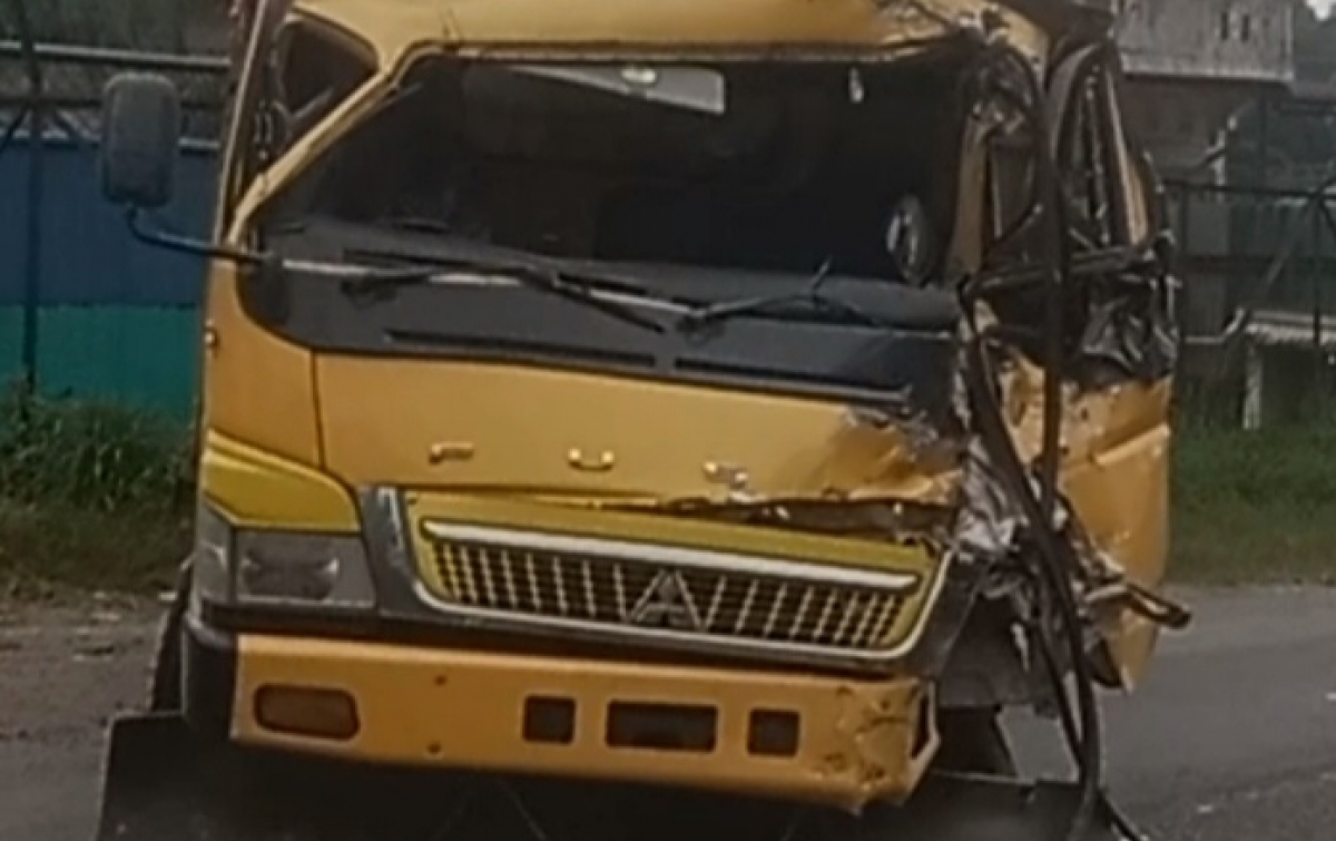Bus Barumun Tabrakan dengan Truk Cold Diesel di Jalinsum Terang Bulan