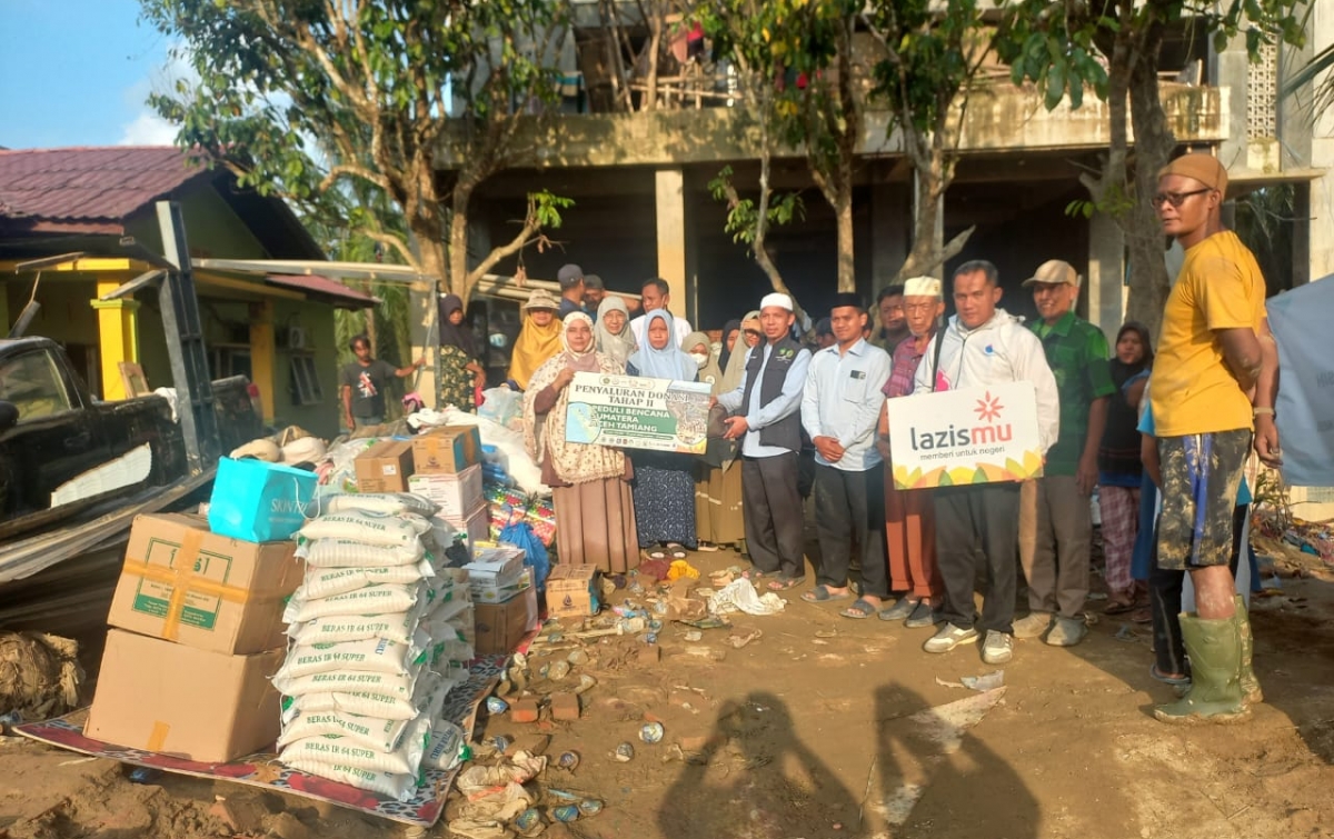 Tembus Medan Sulit dengan Boat, Relawan Rumah Tahfiz Muslimin Medan Antar Bantuan Al-Qur'an hingga Air Bersih ke Desa Terpencil