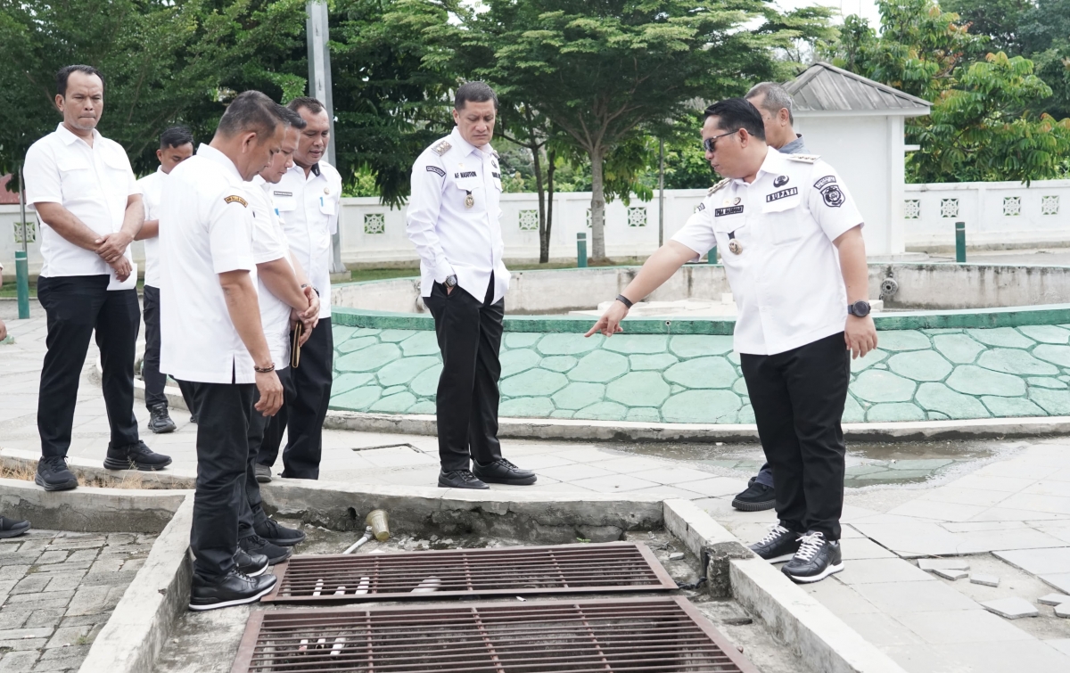 Tinjau Masjid Agung, Bupati Putra Mahkota Temukan Berbagai Kerusakan