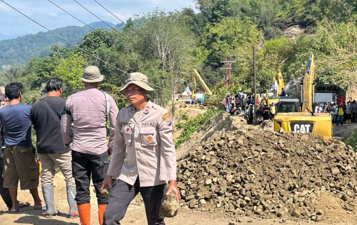 Jalinsum Sipirok-Taput Amblas, Arus Lalu Lintas Lumpuh Total