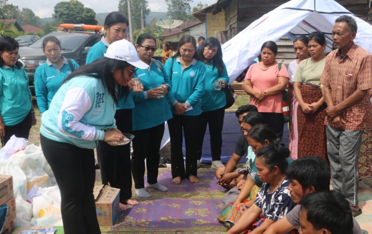 Ketua TP PKK Taput Serahkan Bantuan kepada Keluarga Korban Kebakaran di Parmonangan
