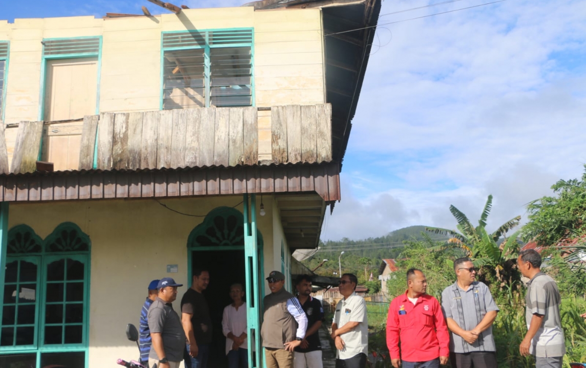 Bupati Jonius Tinjau Sejumlah Lokasi Terjadinya Bencana Angin Kencang di Taput