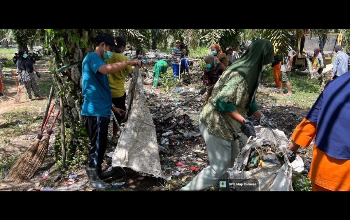 DLH Palas  Bersihkan Sampah Liar di Sepanjang Jalur Menuju  TPA Sangkilon