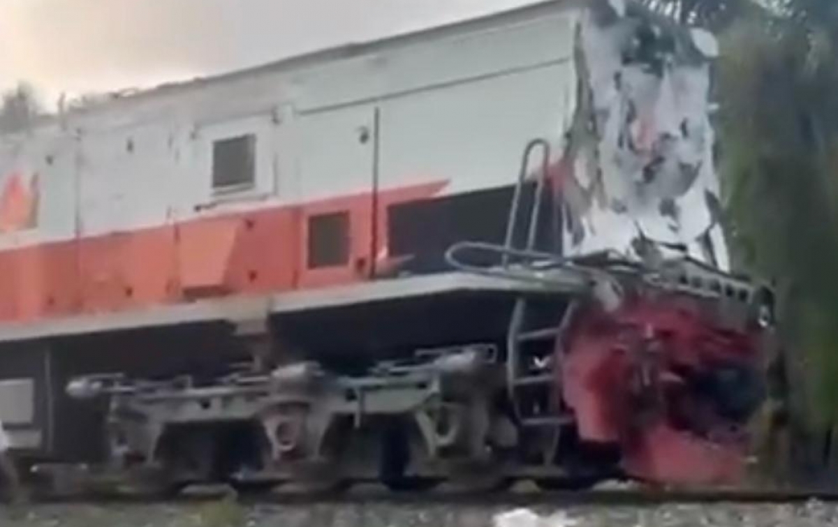 Viral! Kereta Api Vs Truk Pengangkut Pisang di Asahan