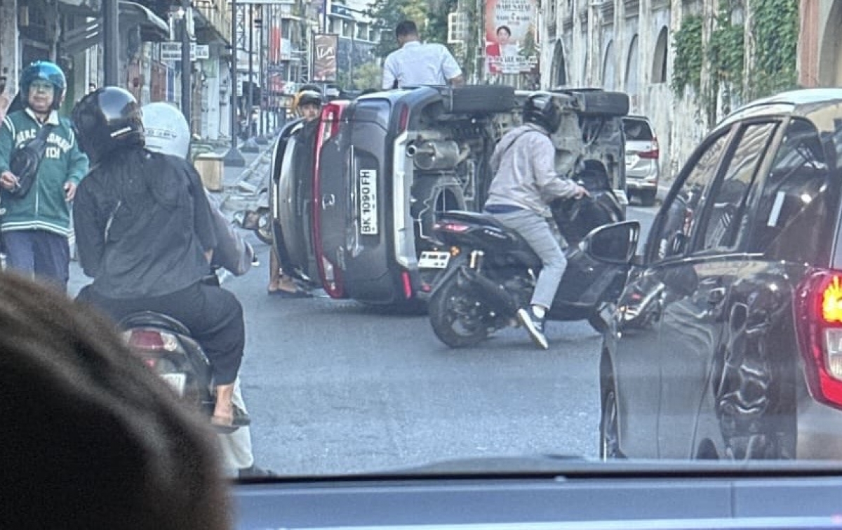 Detik-detik Mobil Terbalik di Jalan Perdana Medan