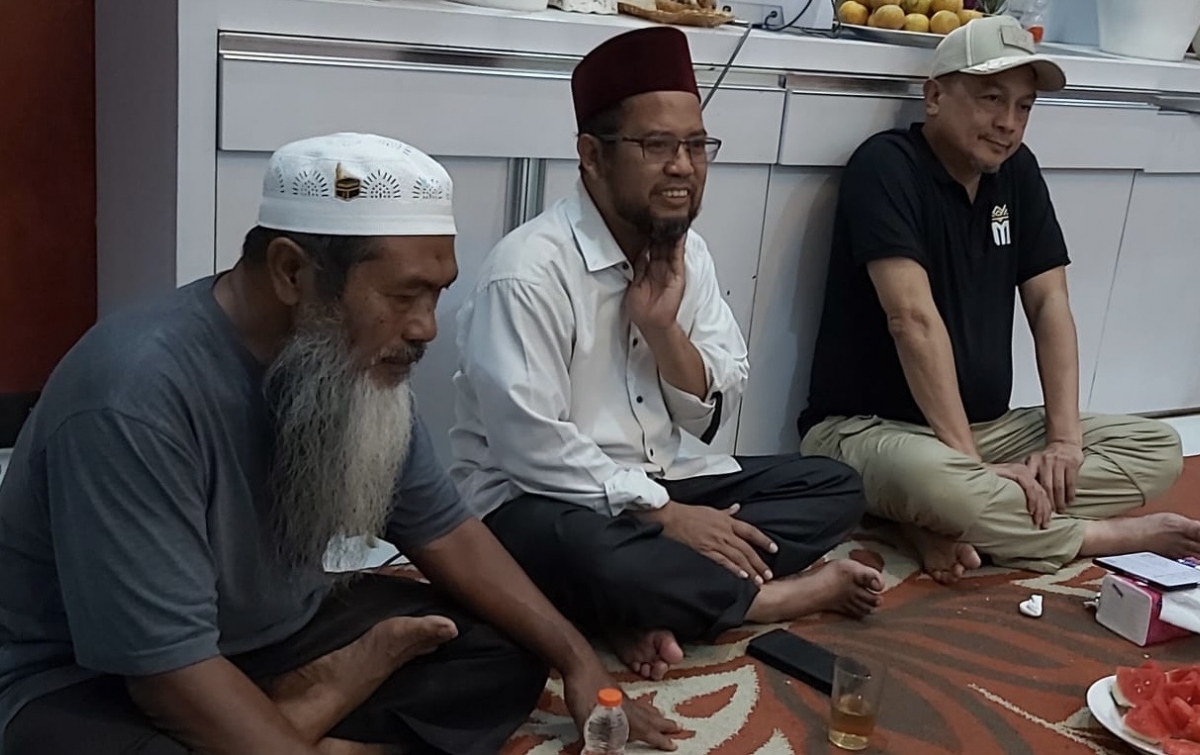 Sambangi Korban Banjir, KH Bachtiar Nasir Salurkan Bantuan dan Semangat bagi Alumni Timur Tengah di Aceh