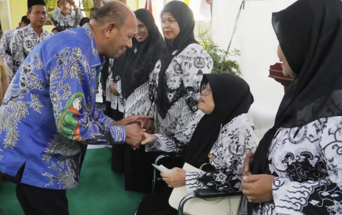 PGRI Salurkan Bantuan untuk Guru dan Tenaga Kependidikan Terdampak Banjir di Tanjung Pura