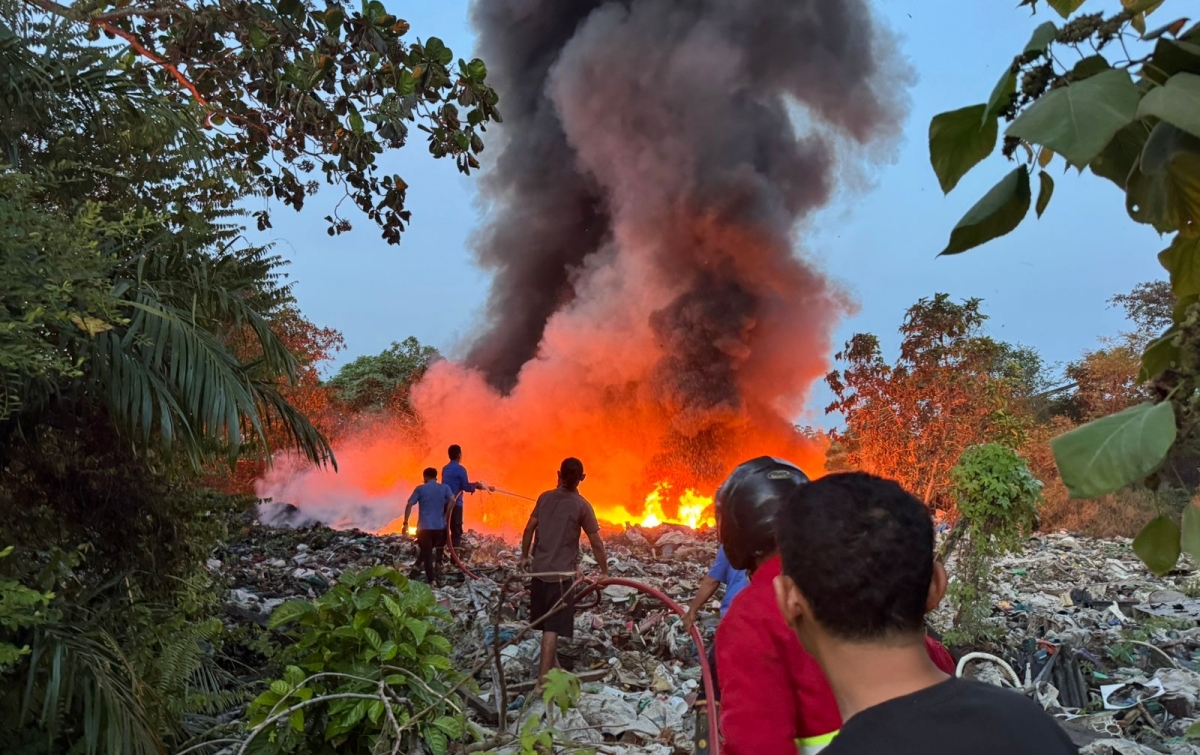 Asap Hitam Membubung Tinggi, Gudang Butut  di Sergai Hangus Terbakar Jelang Magrib