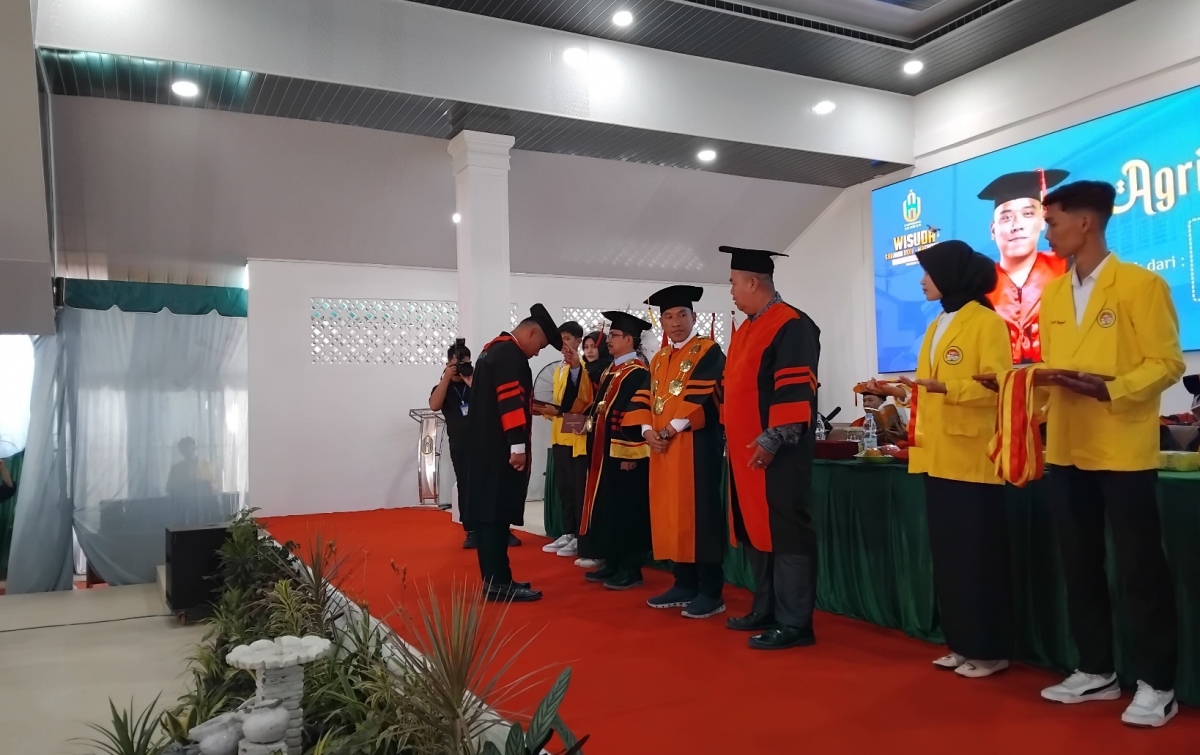 398 Mahasiswa UNA Angkatan XXXV dan VI Wisuda
