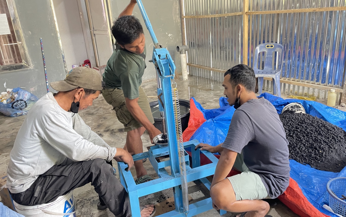 Pelindo Serahkan Bantuan Alat Pembuatan Briket Ramah Lingkungan