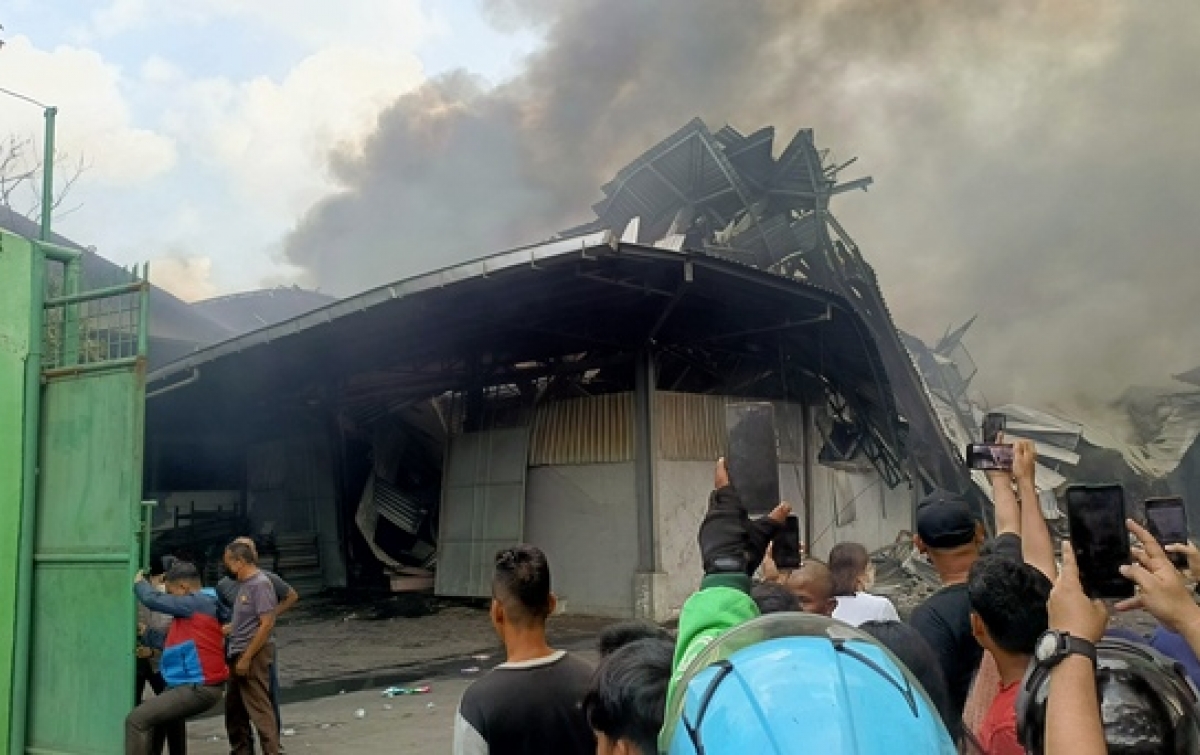 Kebakaran Pabrik Swallow di Medan Belum Padam, Asap Hitam Masih Membumbung Tinggi