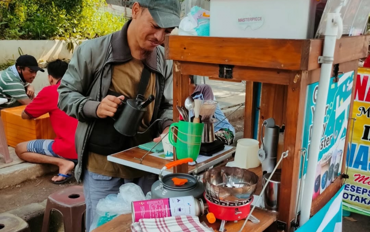 Kopi Keliling Bertahan di Tengah Gempuran Kedai Modern