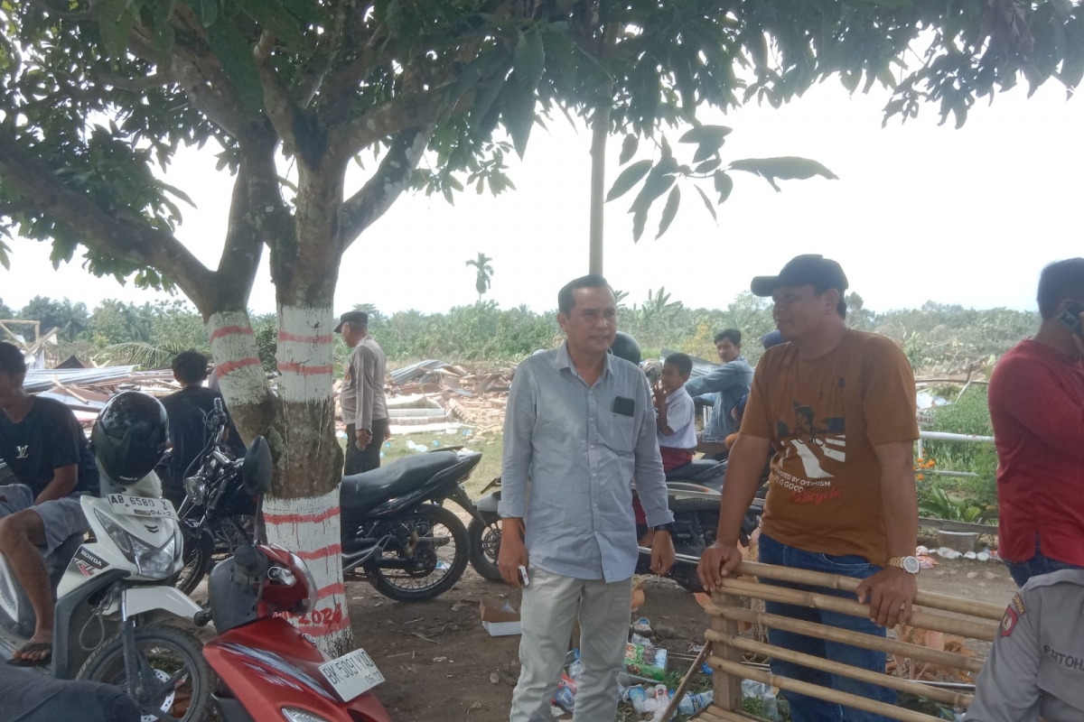 Hasan Basri Pasaribu Beri Bantuan Sembako ke Warga