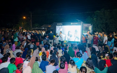 Tak Gelar Pesta Kembang Api, Gubsu Nonton Bareng Pengungsi di Tapsel