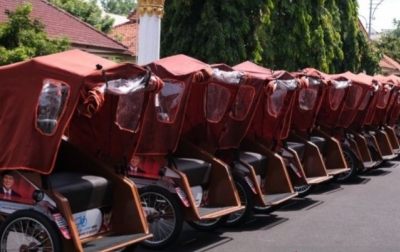 Prabowo Bagikan Lagi Becak Listrik untuk Lansia