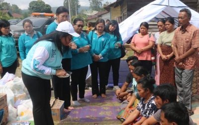 Ketua TP PKK Taput Serahkan Bantuan kepada Keluarga Korban Kebakaran di Parmonangan