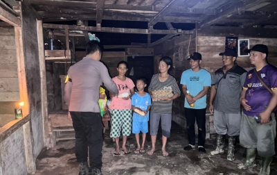 Bhabinkamtibmas Polsek Lolofitu Moi Salurkan Tali Kasih ke Warga Tak Mampu