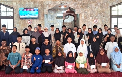 56 Pelajar Terima Bantuan dari UPZ Al-Ishlah,  War Djamil: “Jangan Lawan Teknologi Digital”