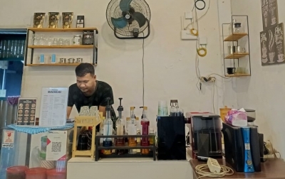 Meracik Harapan dari Gang Sempit: Cerita Riski Hadapi Persaingan Buka Kedai Kopi di Medan