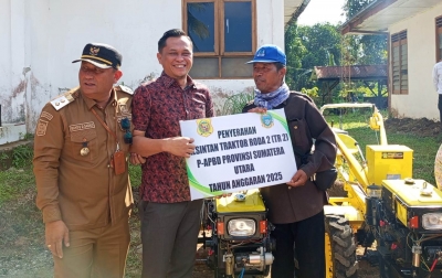 Alfriansyah Ujung Serahkan 7 Alsintan ke Kelompok Tani di Dairi