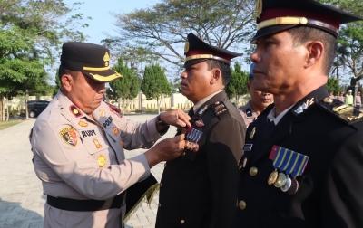 Dedikasi Puluhan Tahun, 6 Personel Polres Sergai Raih Anugerah Satya Lencana