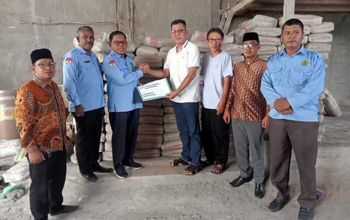 Kemenag Deliserdang dan KUA Pantai Labu Sumbang Material Pembangunan Sekolah Buddhis