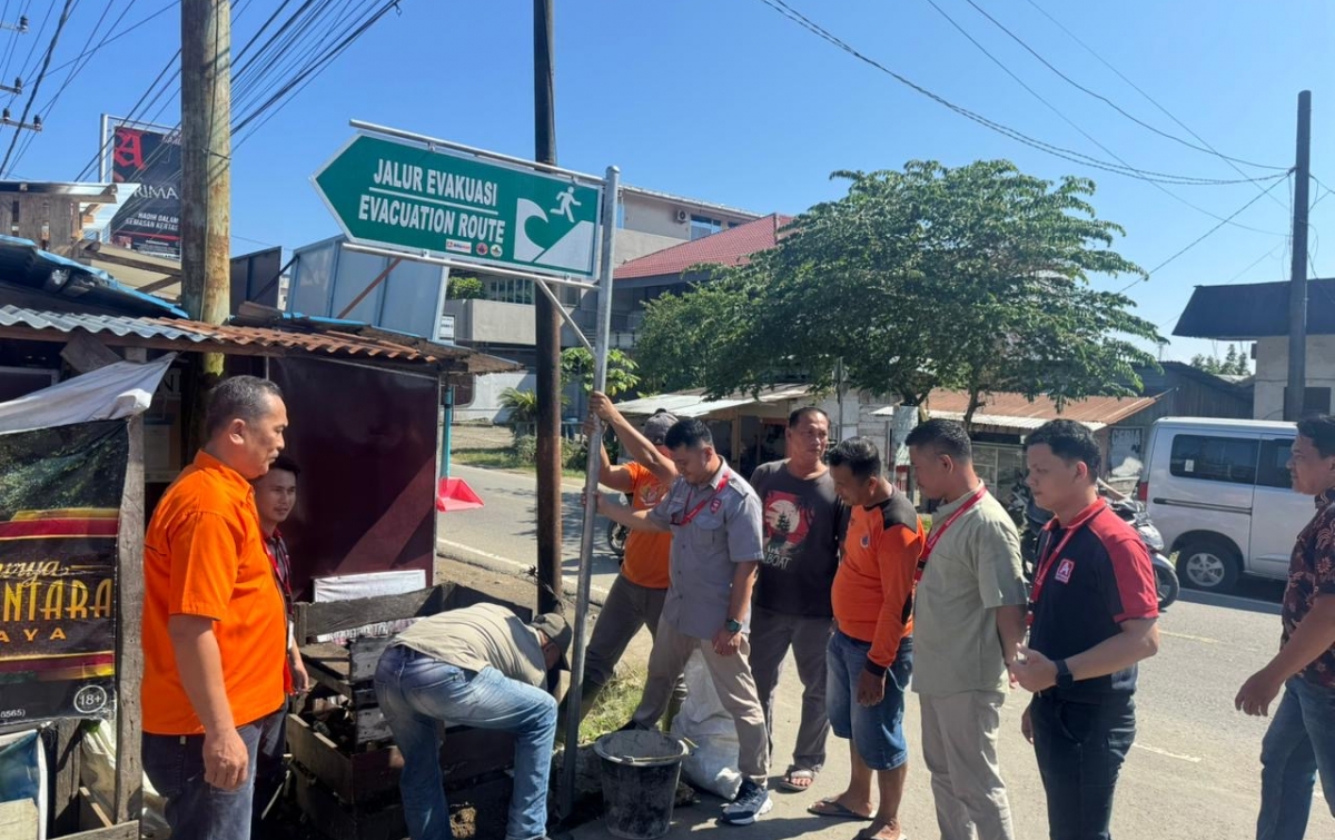 Perkuat Mitigasi Tsunami, Alfamidi Pasang Plang Jalur Evakuasi di Titik Strategis Gunungsitoli