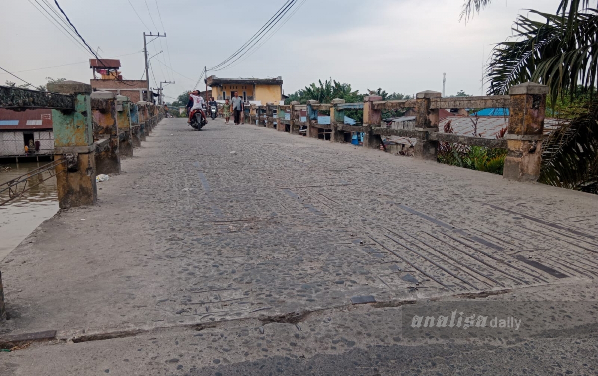 Bertaruh Nyawa di Jembatan Nagur: Lantai Berlubang, Besi Mencuat, dan Hanya Berpagar Bambu Seadanya