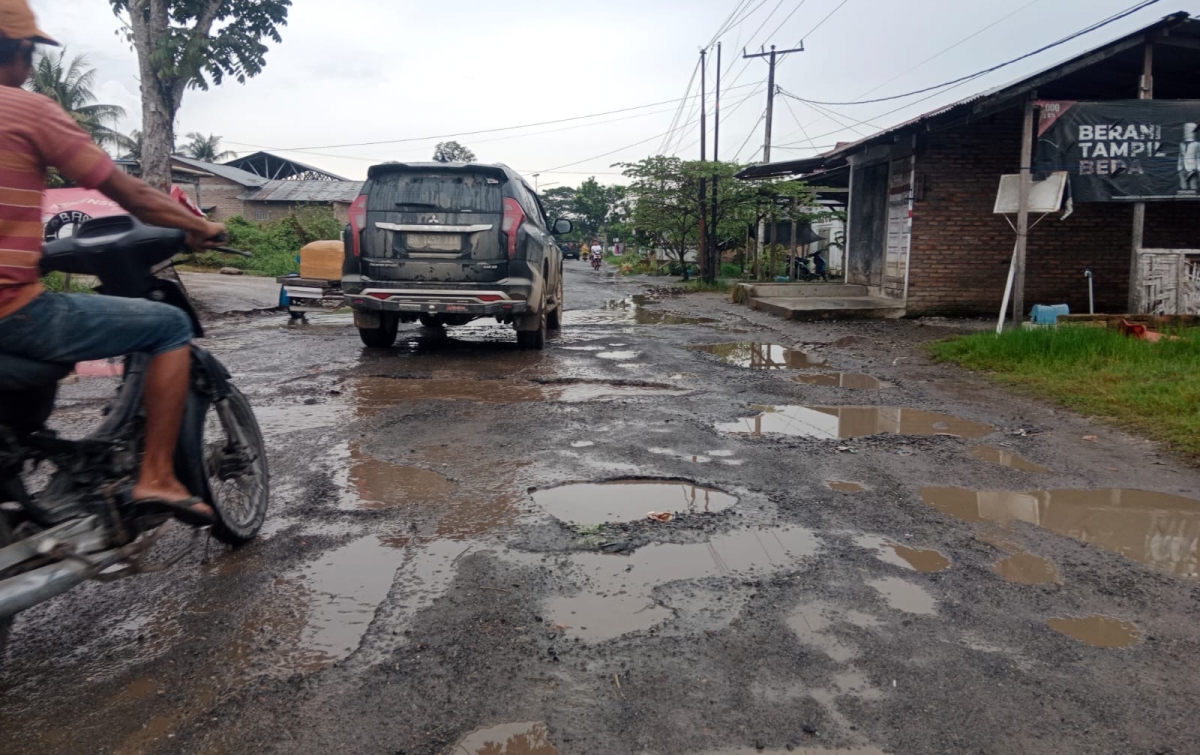 Dikepung Banjir 2 Kali, Jalan Lintas Seirampah-Tanjung Beringin Kini Bak 'Ranjau' Bagi Pengendara