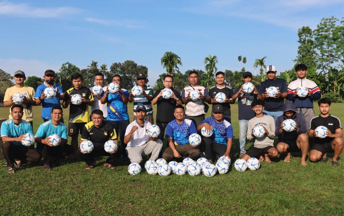 Berikan Bola Standar FIFA untuk Lapangan Desa, Sofyan Tan Berharap Ponirin Meka Lahir Kembali
