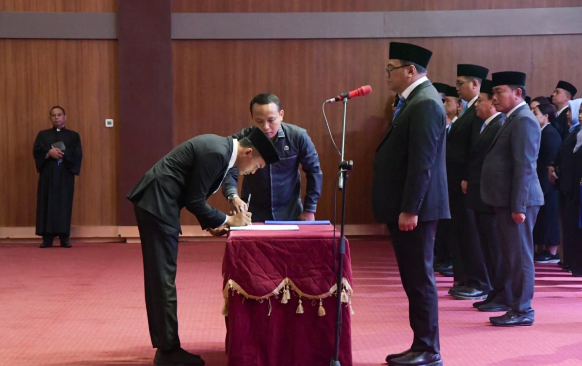 Bupati DS Lantik 7 Pengawas dan 402 Kepsek