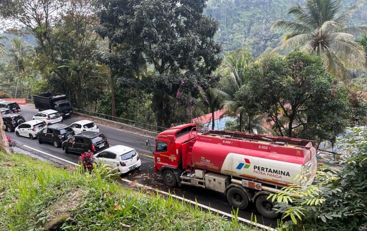 Truk Pembawa Air Rusak di Jalur Medan - Berastagi, Kemacetan Panjang Terjadi